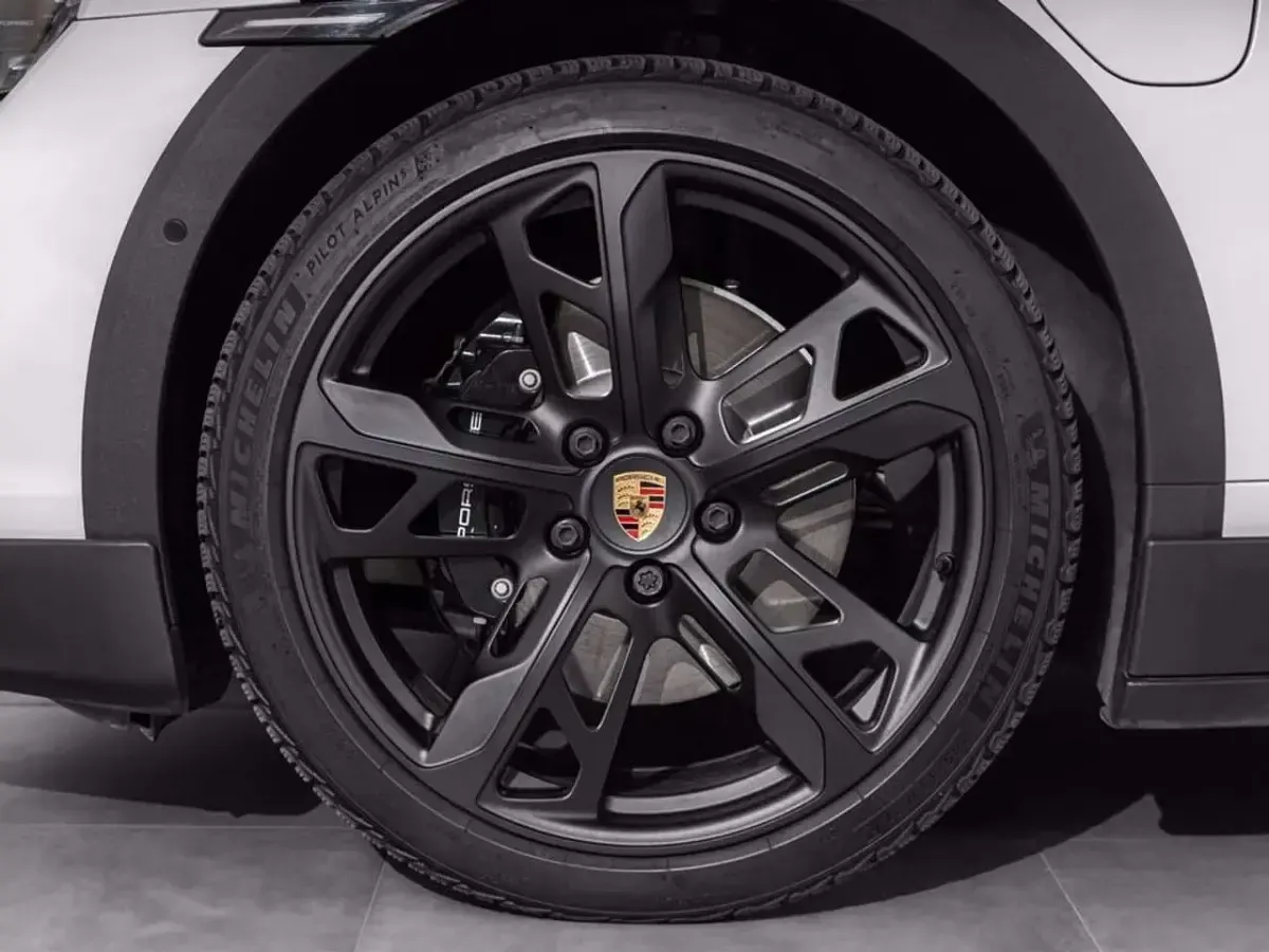 Usata Porsche Taycan Cross Turismo 350 kW (476 CV) 2024 Grigio ghiaccio metallizzato Berlina