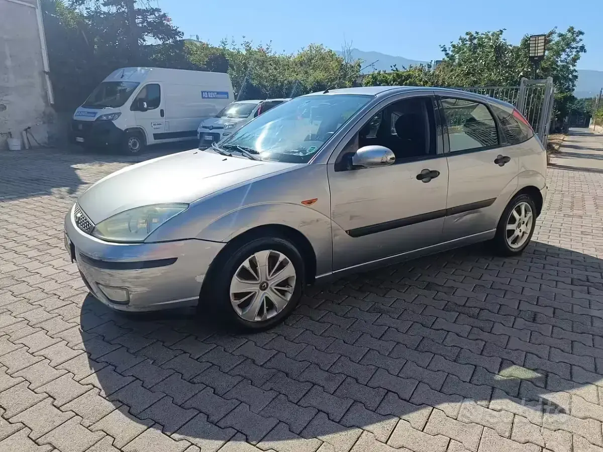 Usata Ford Focus Zetec 100 CV (73 kW) 2003 Grigio Berlina
