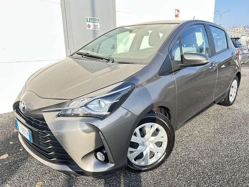 Grigio Usata 2019 Toyota Yaris Active Tre volumi | 12.500 € (Buon prezzo) - Immagine 1/4