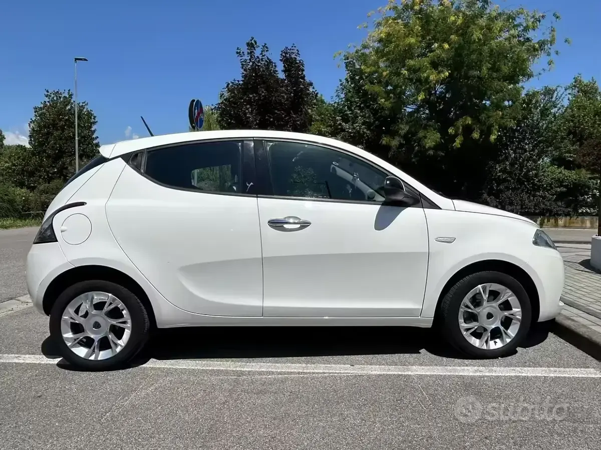 Usata Lancia Ypsilon 69 CV (50 kW) 2016 Bianco Utilitaria