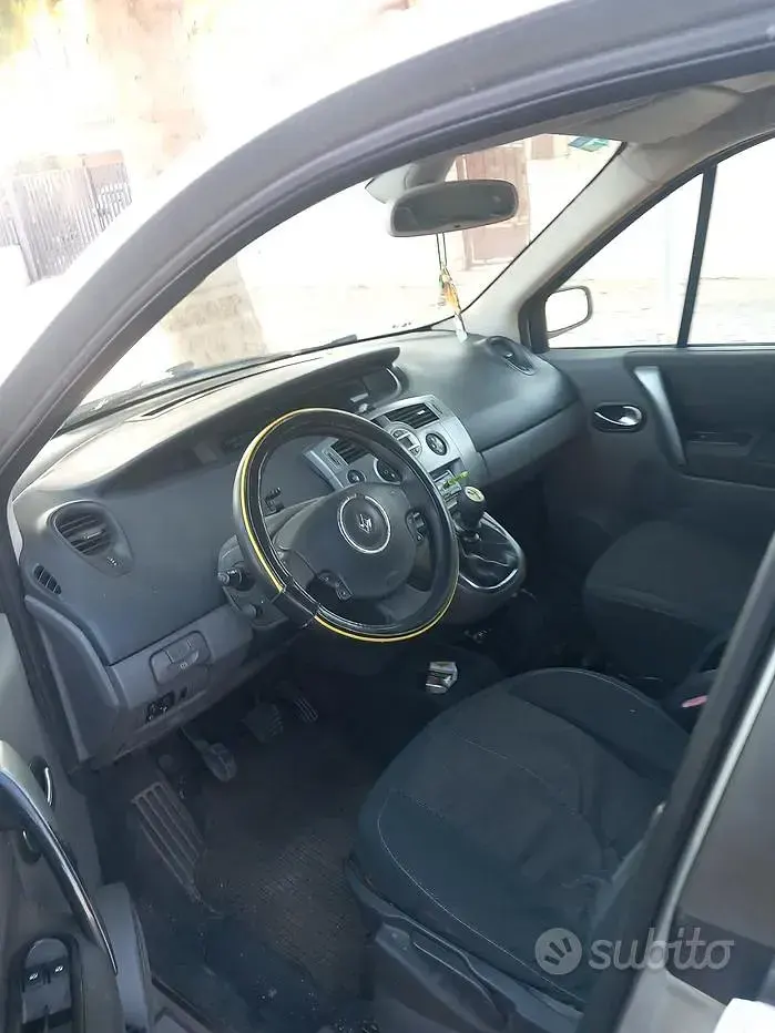 Usata Renault Scénic III 106 CV (77 kW) 2009 Grigio Monovolume
