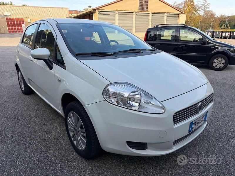 Usata Fiat Grande Punto Dynamic 77 CV (56 kW) 2009 Bianco Utilitaria