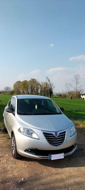 Usata Lancia Ypsilon Gold 69 CV (50 kW) 2012 Argento Utilitaria