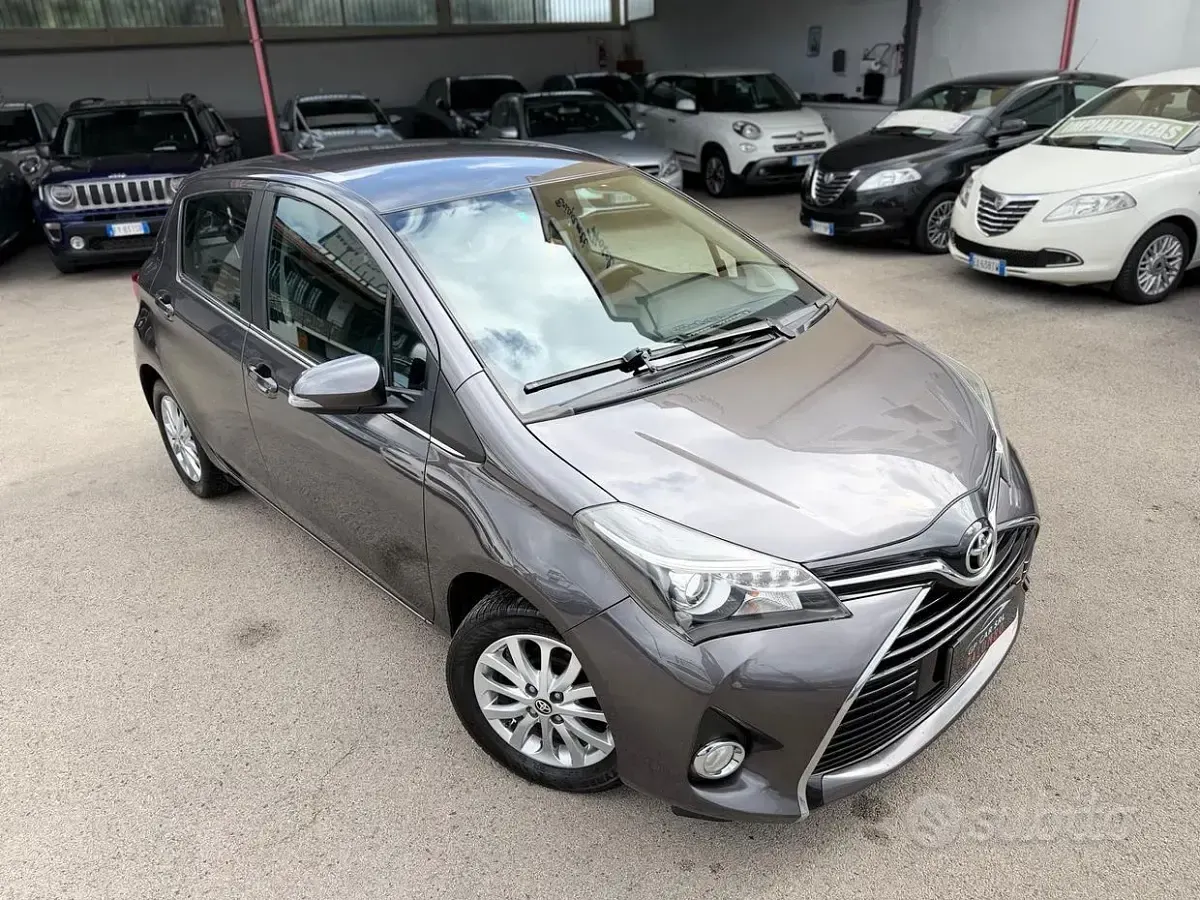Usata Toyota Yaris Lounge 69 CV (50 kW) 2015 Grigio Utilitaria