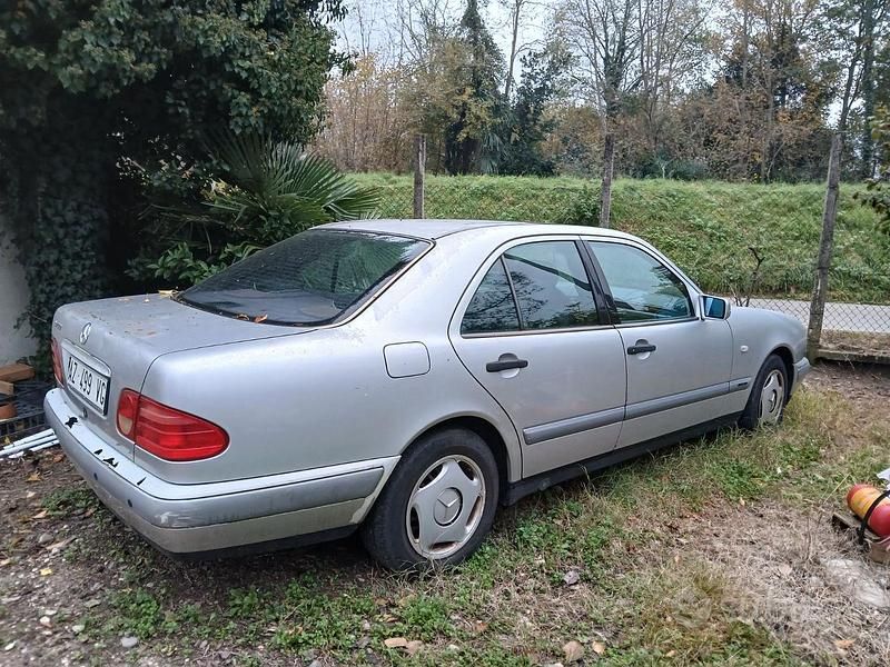 Usata Mercedes E200 Classic 186 CV (136 kW) 2000 Berlina