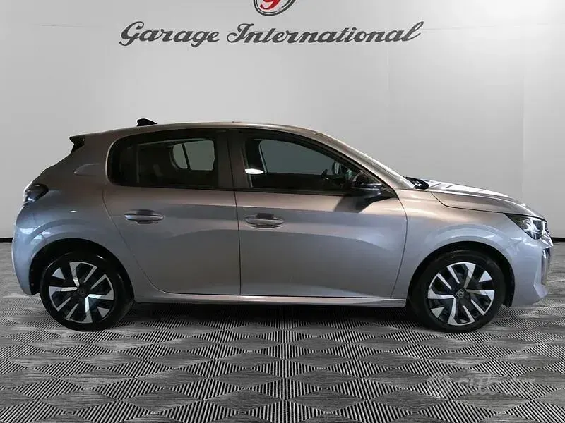 Usata Peugeot 208 Active 102 CV (75 kW) 2024 Gray Utilitaria