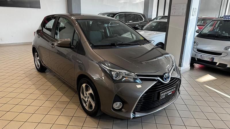 Usata Toyota Yaris Hybrid Active 73 CV (53 kW) 2016 Marrone Berlina