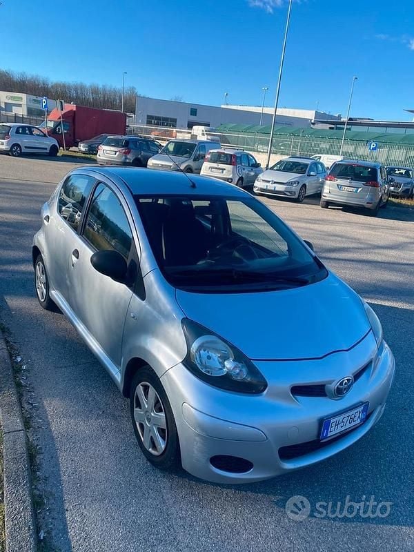 Usata Toyota Aygo 68 CV (50 kW) 2011 Grigio Utilitaria