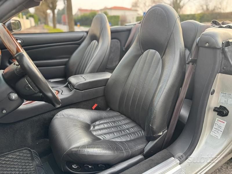 Begagnad Jaguar XK8 284 HK (208 kW) 1998 Grå Cab