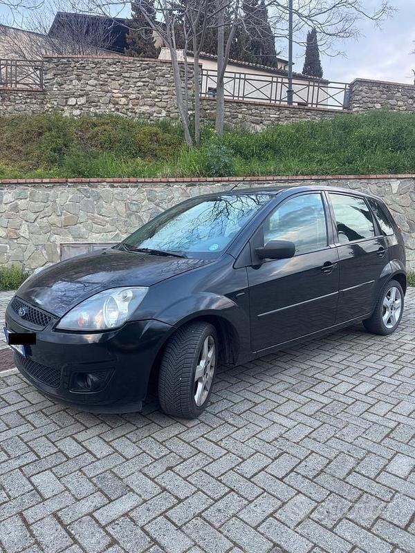 Usata Ford Fiesta 68 CV (50 kW) 2008 Nero Utilitaria