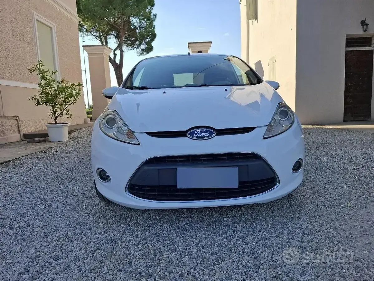 Usata Ford Fiesta 95 CV (69 kW) 2011 Bianco Berlina