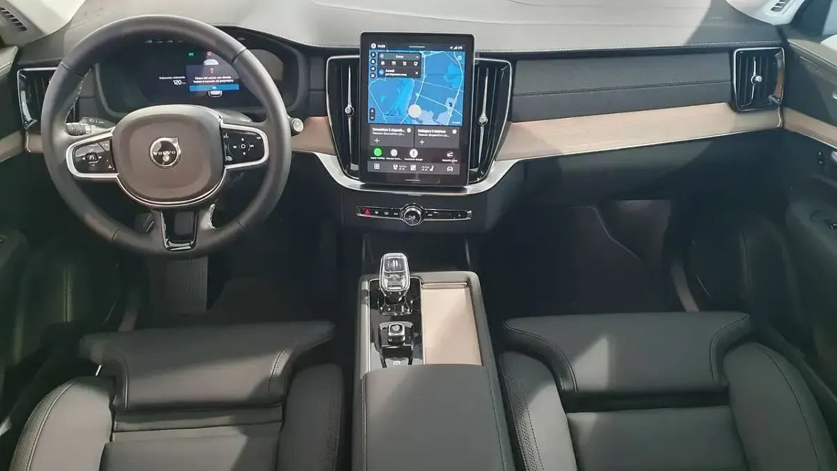Nuova Volvo XC90 Plus 250 CV (183 kW) 2026 Denim blue SUV
