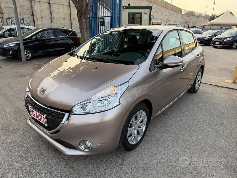 Usata Peugeot 208 92 CV (67 kW) 2012 Grigio Utilitaria