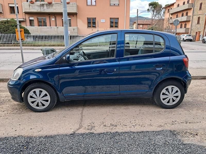 Usata Toyota Yaris 65 CV (47 kW) 2004 Blu Berlina