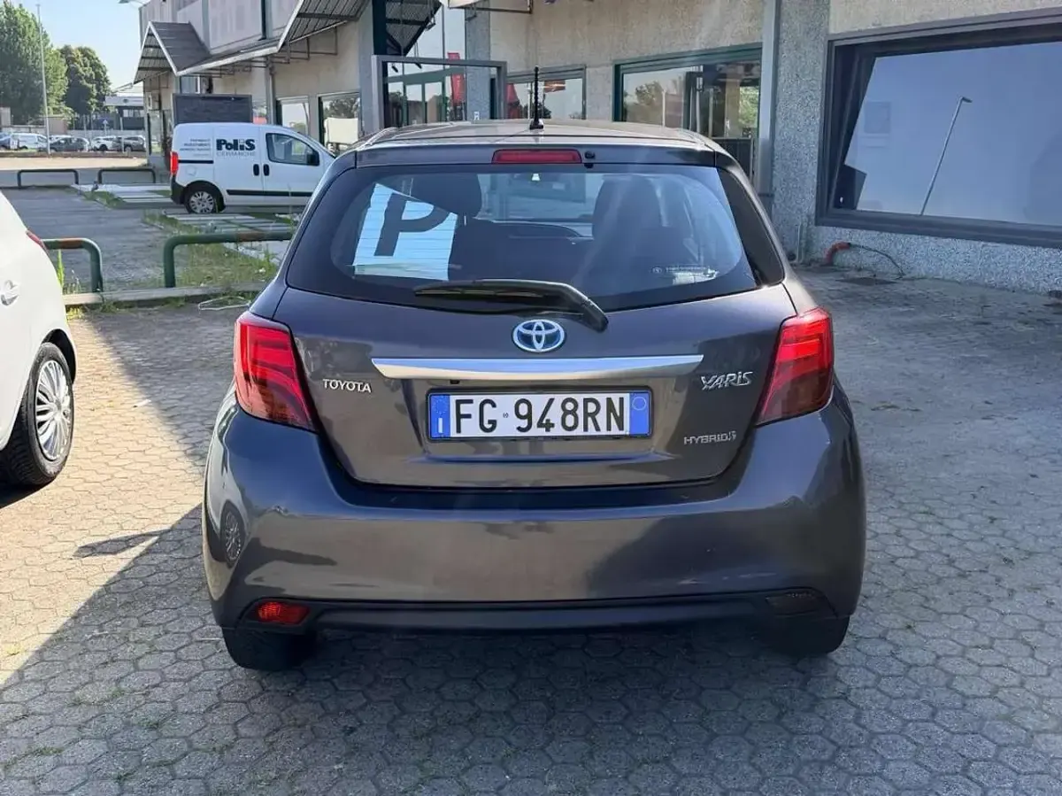 Usata Toyota Yaris Hybrid Active 73 CV (53 kW) 2016 Grigio Berlina