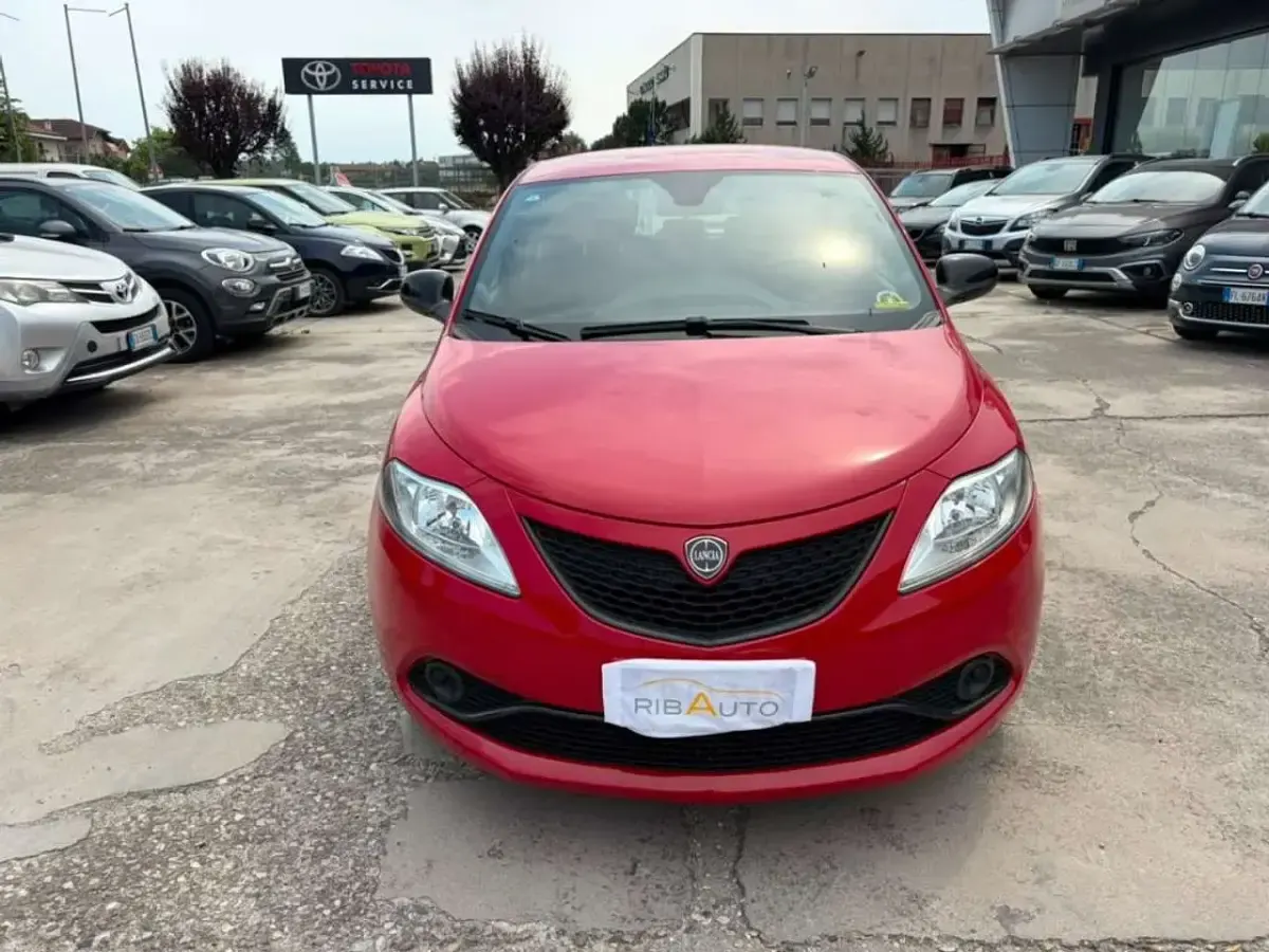 Usata Lancia Ypsilon Gold 69 CV (50 kW) 2018 Rosso Utilitaria