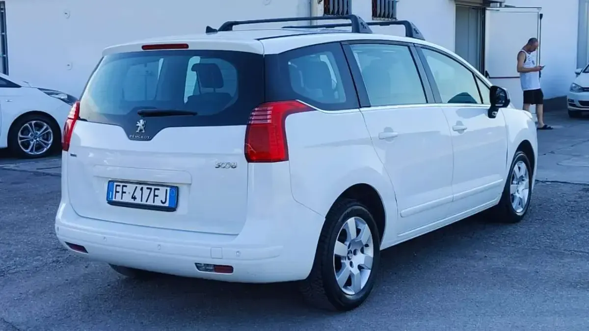 Usata Peugeot 5008 Business-Line 120 CV (88 kW) 2016 Bianco Monovolume