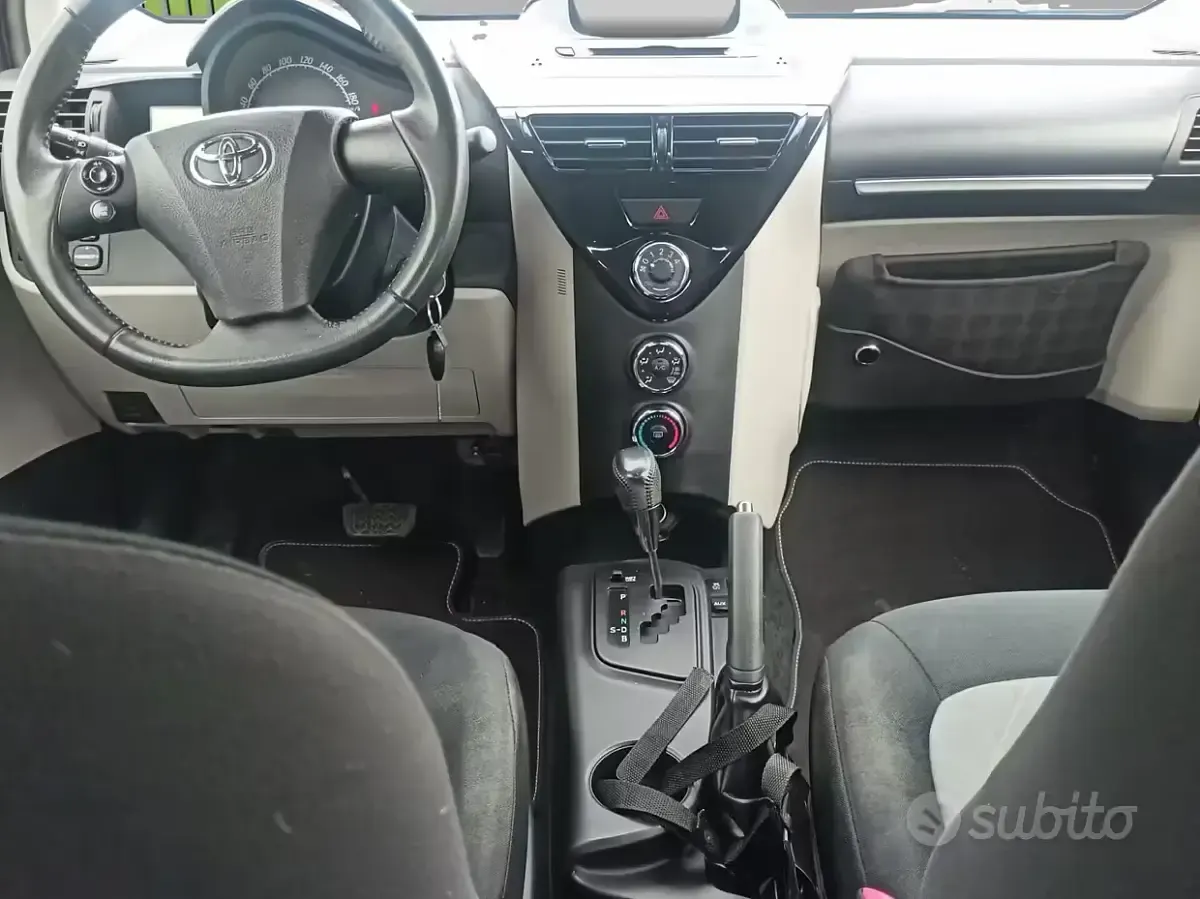 Usata Toyota iQ Lounge 68 CV (50 kW) 2013 Bianco Utilitaria
