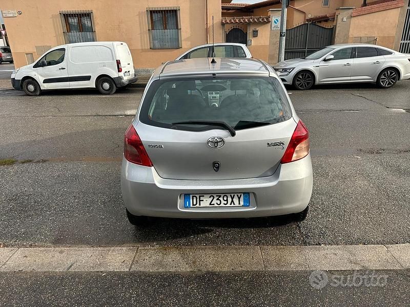Usata Toyota Yaris 87 CV (63 kW) 2007 Grigio Berlina