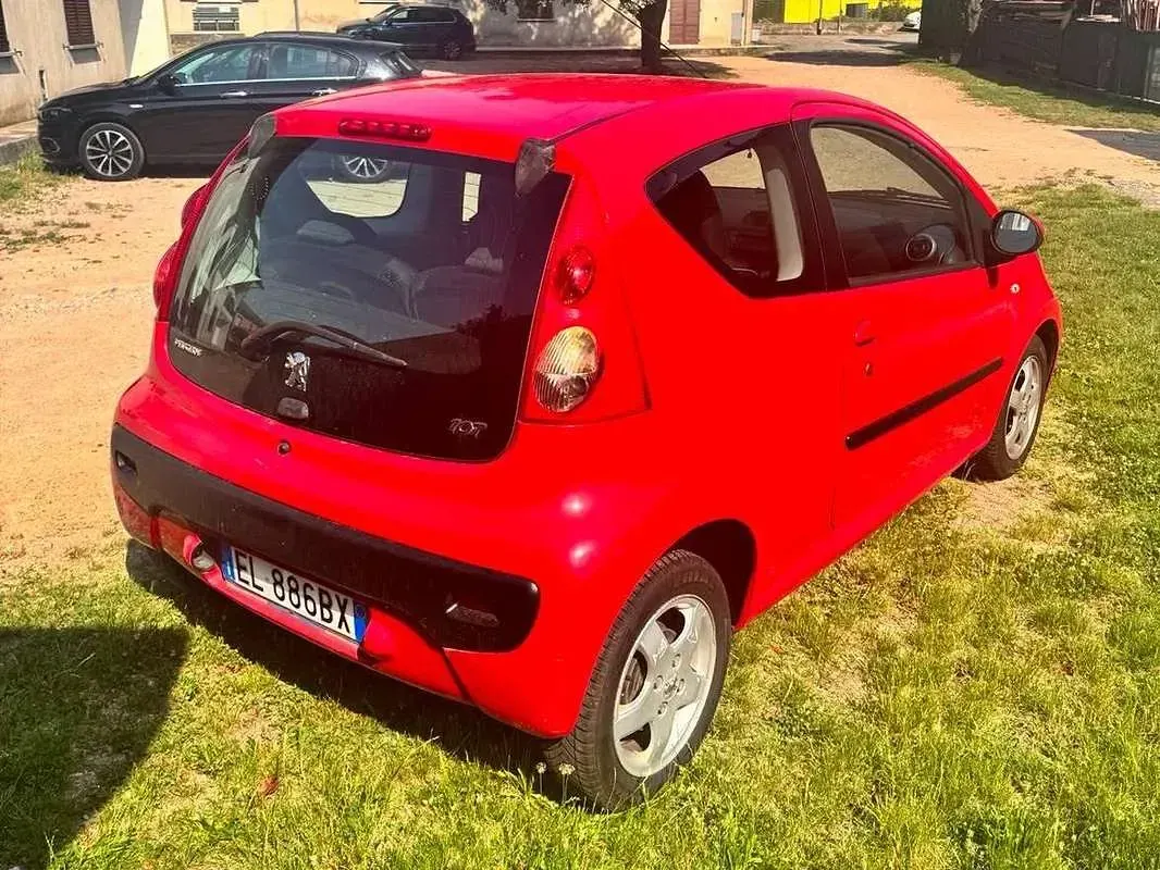 Usata Peugeot 107 Access 68 CV (50 kW) 2011 Rosso Utilitaria