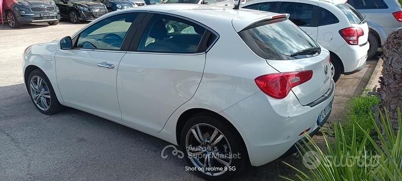 Usata Alfa Romeo Giulietta Distinctive 120 CV (88 kW) 2016 Bianco Berlina
