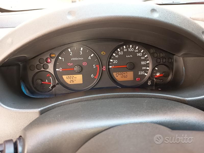 Second-hand Nissan Navara 171 CP (125 kW) 2009 Gri Pickup