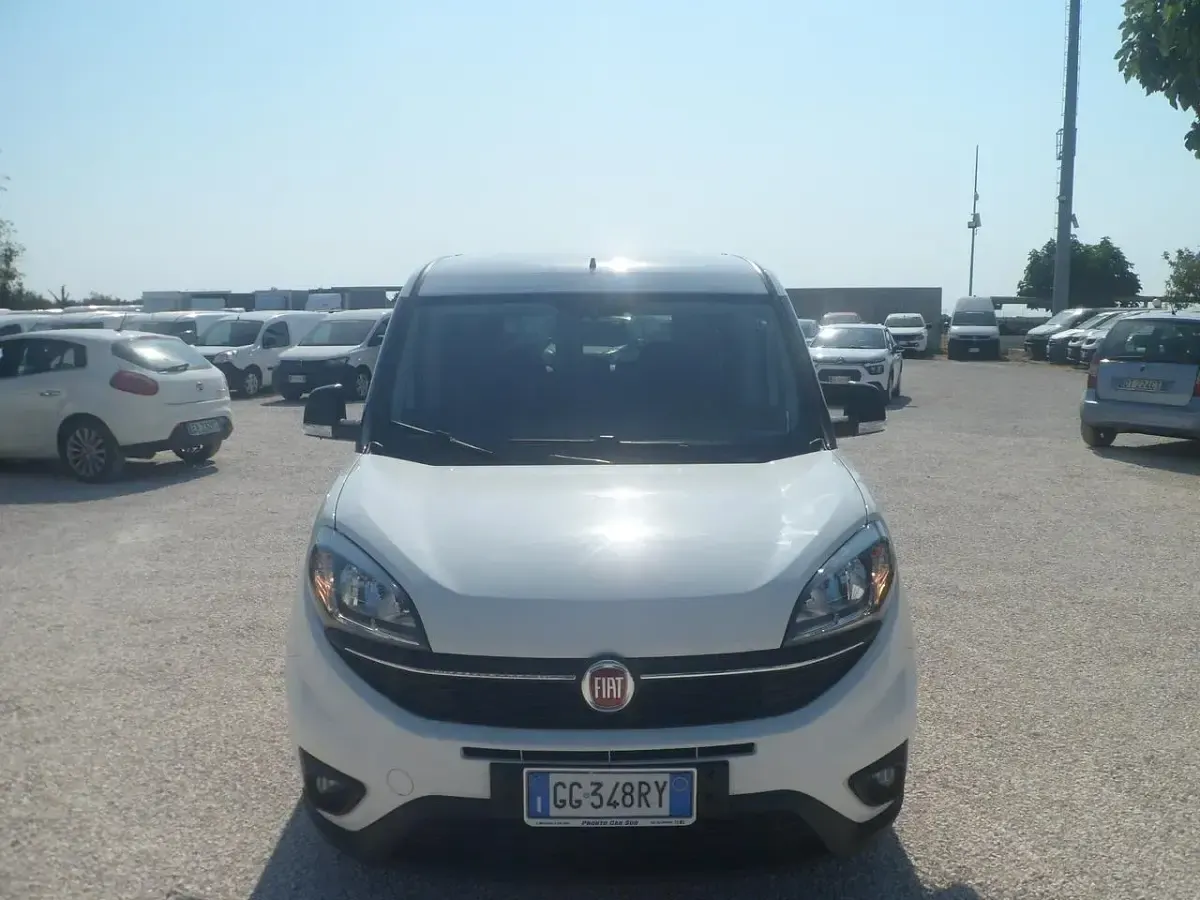 Usata Fiat Doblò 105 CV (77 kW) 2022 Bianco Monovolume