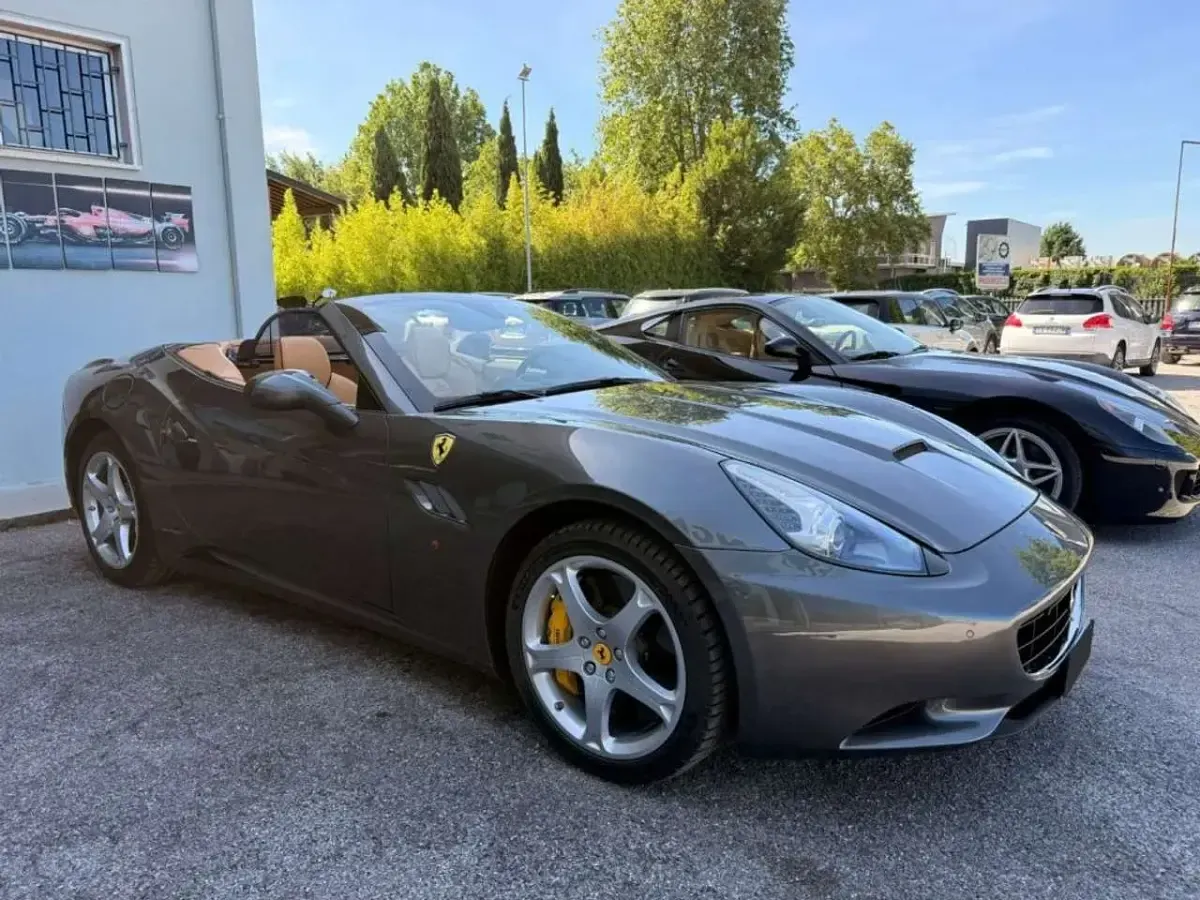 Usata Ferrari California 489 CV (359 kW) 2013 Antracite Cabrio