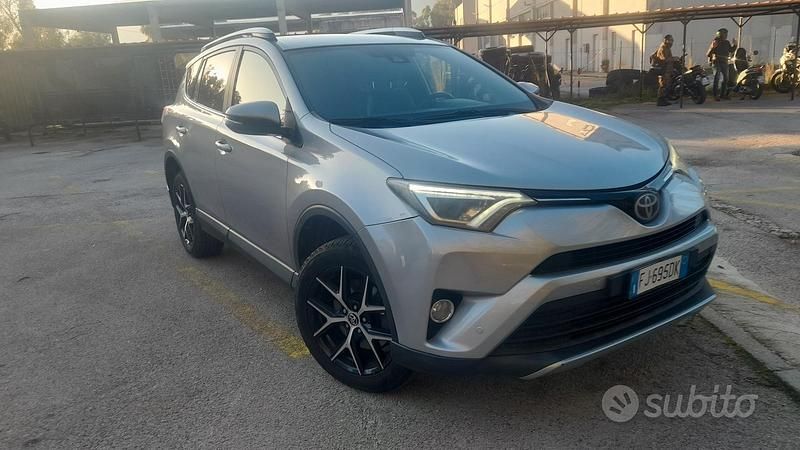 Usata Toyota RAV4 Lounge 143 CV (105 kW) 2017 SUV