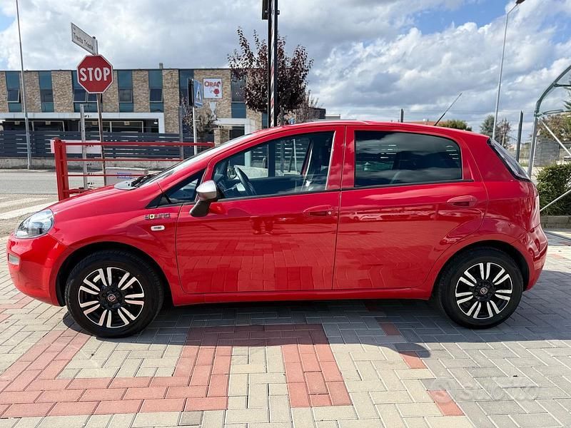 Usata Fiat Punto Young 69 CV (50 kW) 2015 Rosso Berlina