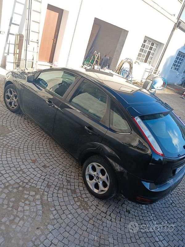 Nero Usata 2010 Ford Focus Tre volumi | 1500 € (Ottimo prezzo) - Immagine 1/4
