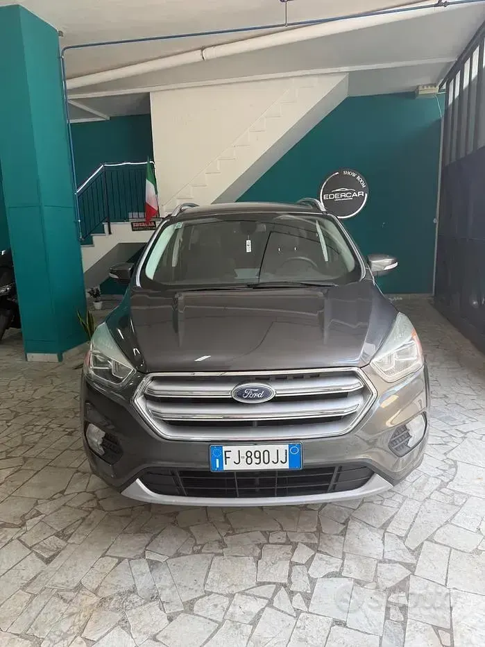 Usata Ford Kuga 150 CV (110 kW) 2017 Grigio SUV
