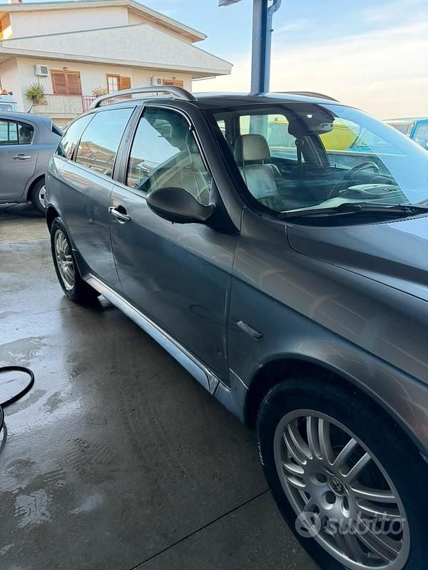 Usata Alfa Romeo Crosswagon 150 CV (110 kW) 2004 Grigio Station wagon