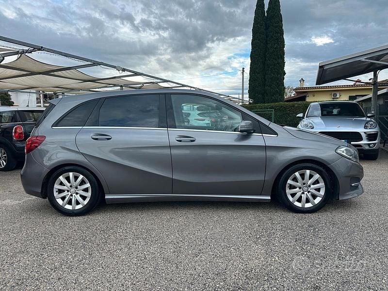 Usata Mercedes B180 Premium 109 CV (80 kW) 2015 Grigio Monovolume