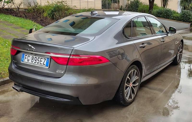 Usata Jaguar XF R-Sport 179 CV (131 kW) 2017 Grigio Berlina