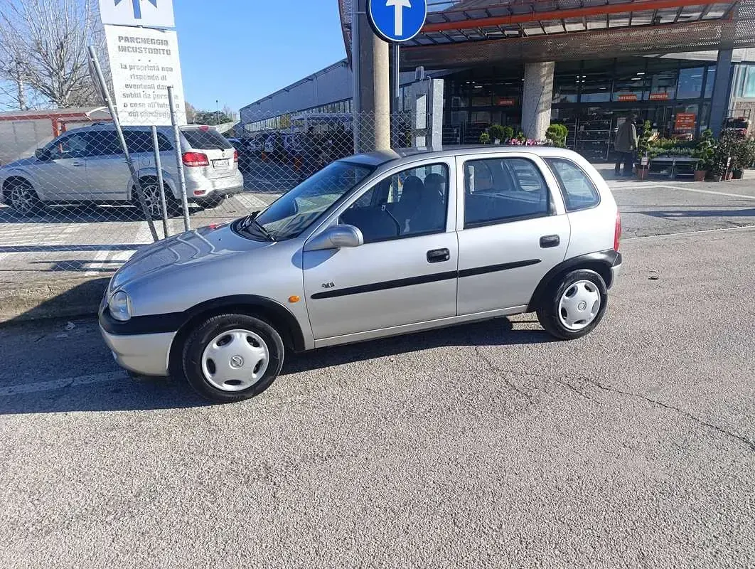 Usata Opel Corsa 60 CV (44 kW) 2000 Argento Berlina