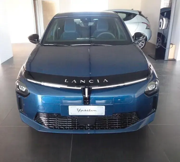 Nuova Lancia Ypsilon 100 CV (73 kW) 2026 Blu Utilitaria