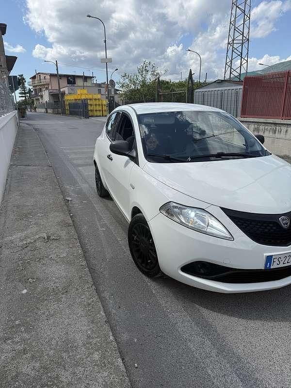 Usata Lancia Ypsilon Platinum 69 CV (50 kW) 2018 Utilitaria
