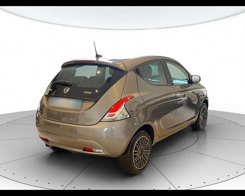 Usata Lancia Ypsilon Gold 70 CV (51 kW) 2022 Grigio pietra Utilitaria