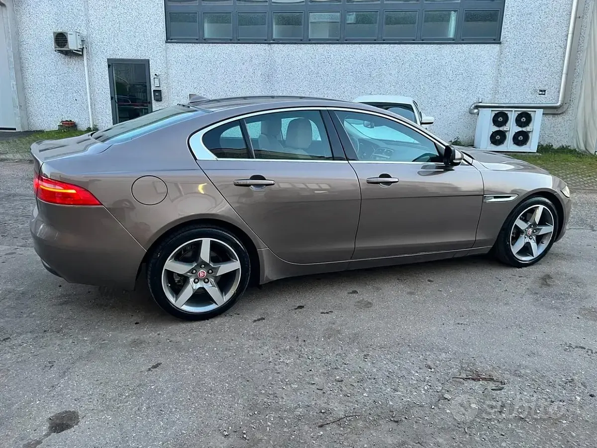 Usata Jaguar XE Portfolio 180 CV (132 kW) 2015 Grigio Berlina