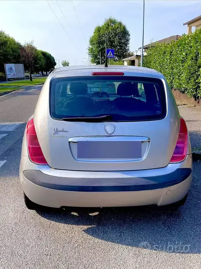 Usata Lancia Ypsilon 60 CV (44 kW) 2004 Grigio Utilitaria