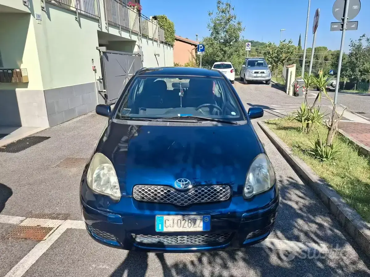 Usata Toyota Yaris 65 CV (47 kW) 2003 Bluazzurro Berlina