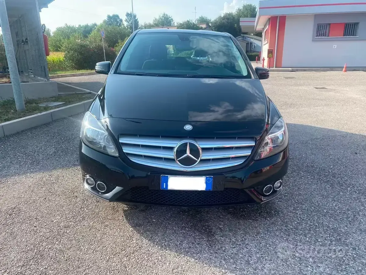 Usata Mercedes B160 Executive 90 CV (66 kW) 2014 Nero Utilitaria