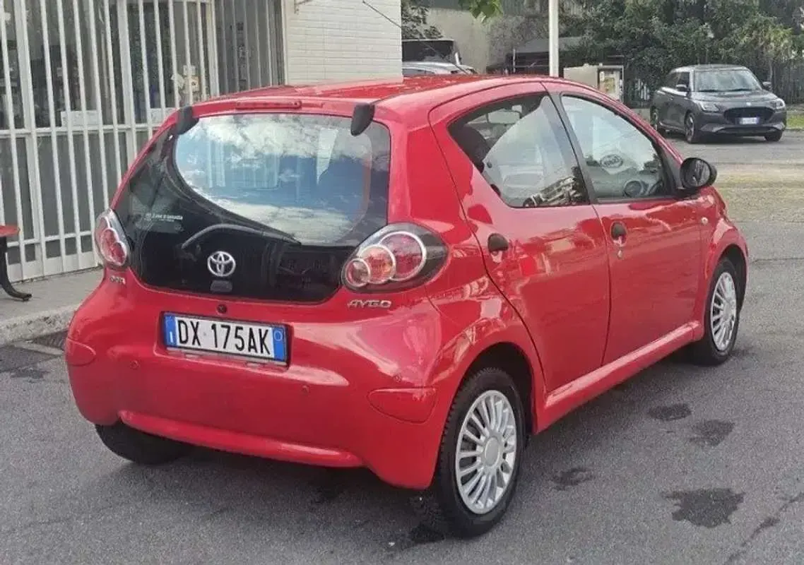 Usata Toyota Aygo Sol 68 CV (50 kW) 2009 Rosso Utilitaria