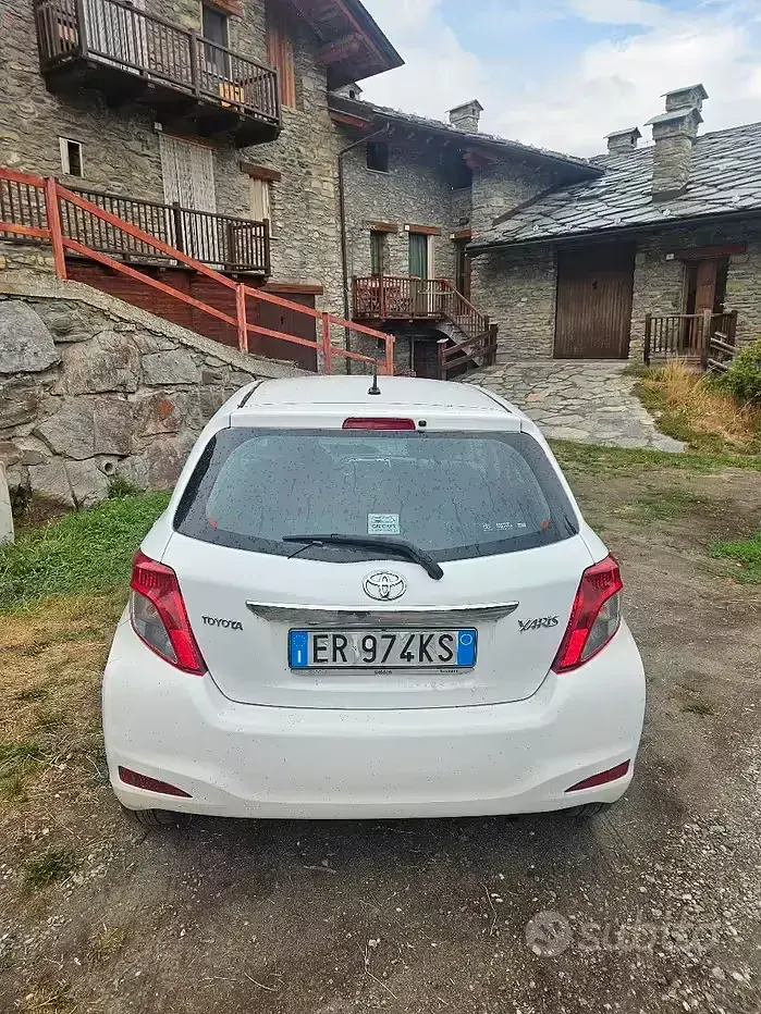 Usata Toyota Yaris 69 CV (50 kW) 2013 Bianco Utilitaria