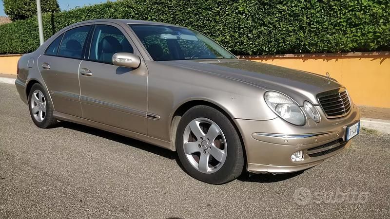 Usata Mercedes E320 Avantgarde 224 CV (164 kW) 2004 Marrone Berlina