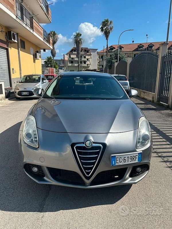 Usata 2011 Alfa Romeo Giulietta Due volumi | 2850 € (Super prezzo) - Immagine 1/4