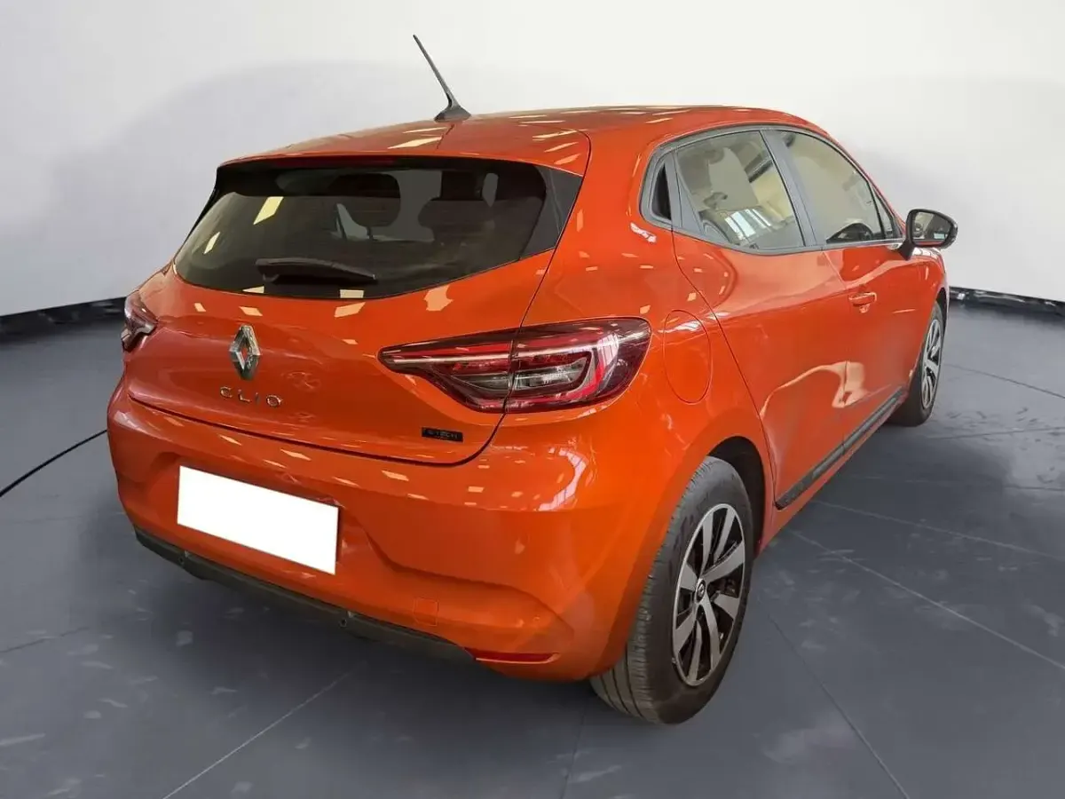 Usata Renault Clio V Equilibre 140 CV (102 kW) 2023 Arancione Berlina