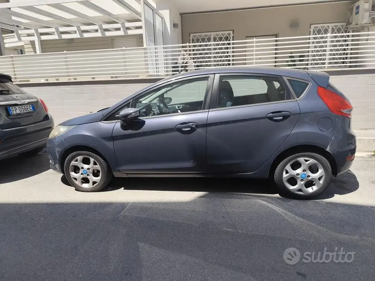 Second-hand Ford Fiesta 70 CP (51 kW) 2012 Gri Berlinǎ