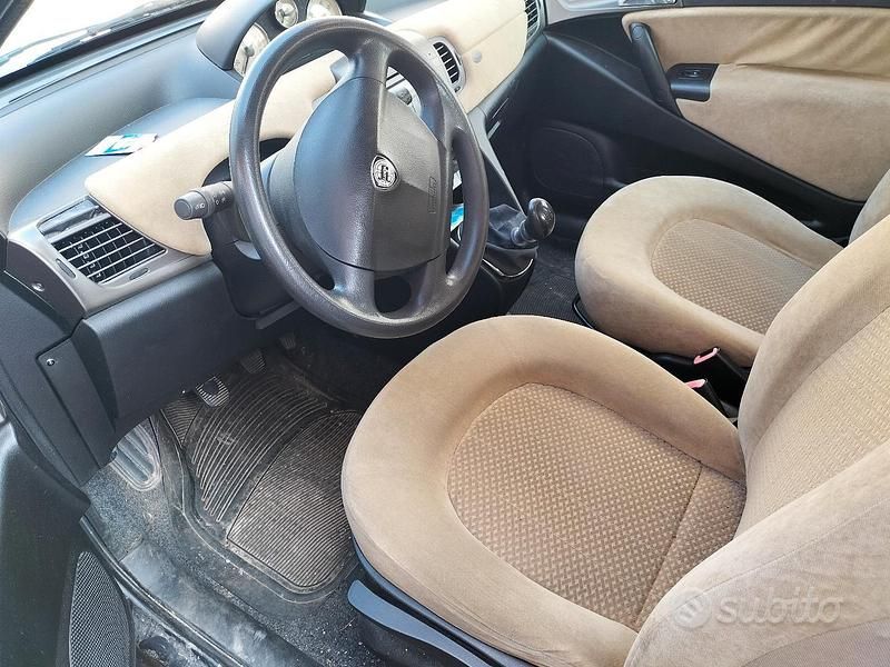 Usata Lancia Ypsilon 60 CV (44 kW) 2005 Grigio Utilitaria